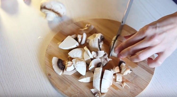 Cut the mushrooms into slices.