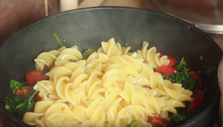 Gotovo spremne tjestenine prebacimo u tavu za povrće.