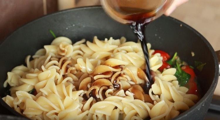 Dodajte malo vode od kuhanja tjestenine i sojinog umaka.