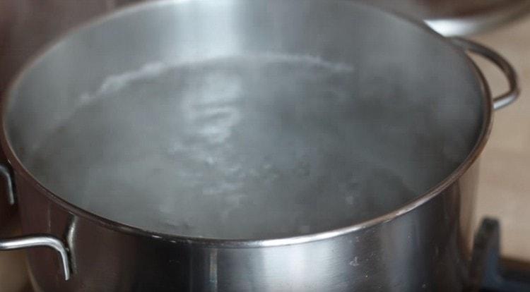 U tavi zagrijte vodu za kuhanje tjestenine.