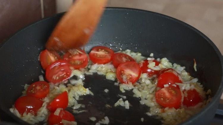 Ajouter les tomates à l'oignon.