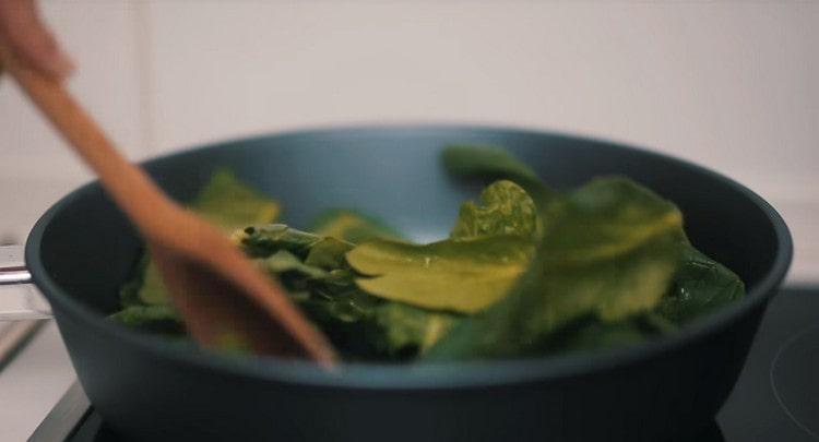 We sieve spinach in olive oil.