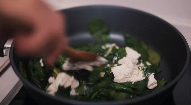 Ajouter le fromage ricotta à la poêle.