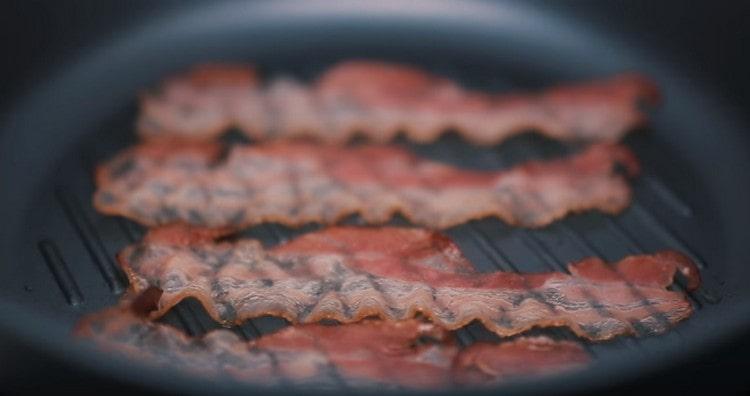 Faire frire de fines tranches de bacon.