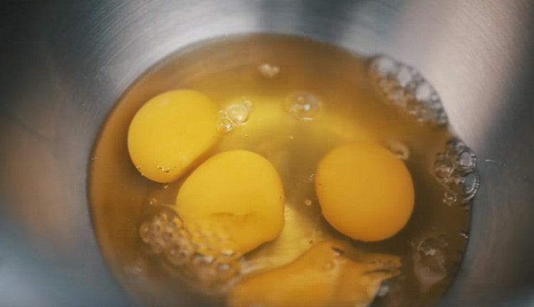 Izlijemo jaja u zdjelu tijesta.