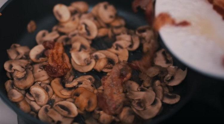 Dans une casserole, nous combinons le bacon et les champignons.