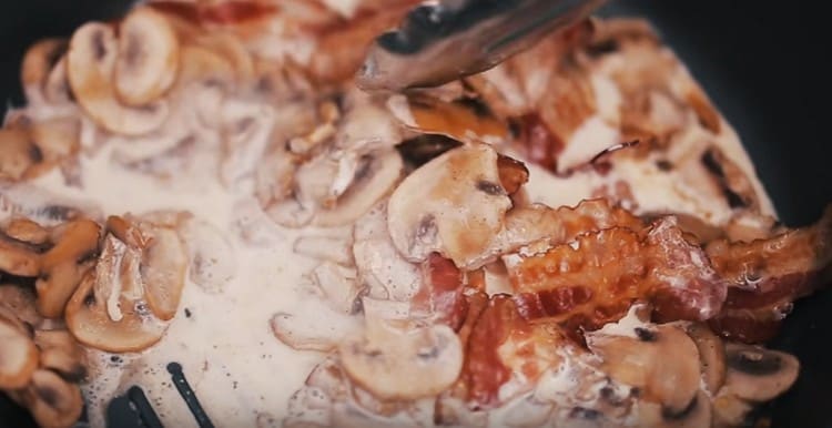 Magdagdag ng cream sa bacon na may mga kabute.