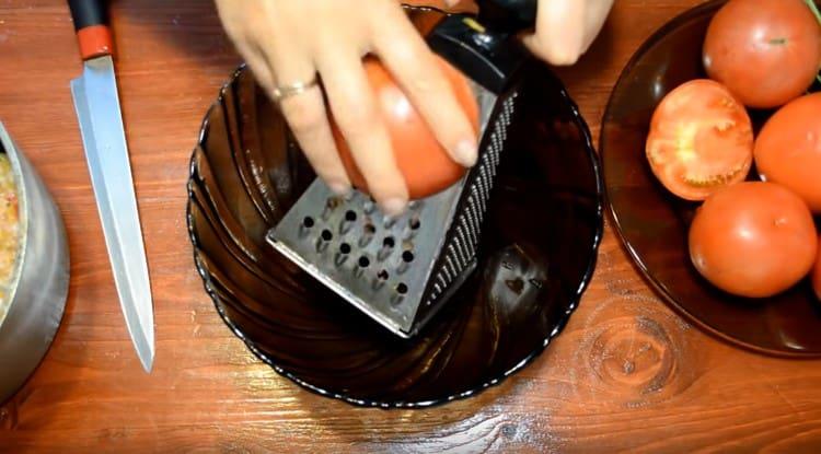Grind the tomatoes with a blender or grate.