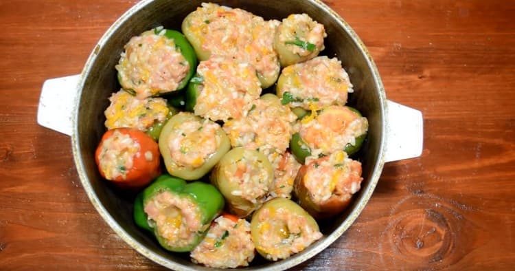 Put the peppers in the pan with the filling up.