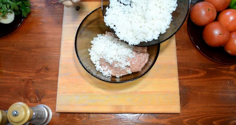 mélanger la viande hachée avec du riz.