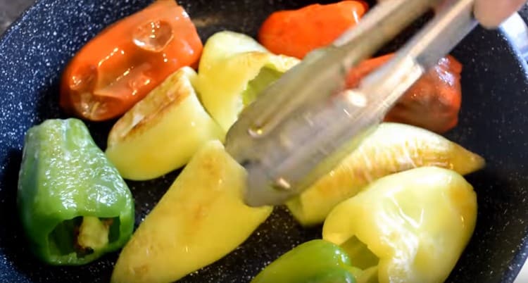 Slightly fry the pepper in a pan.