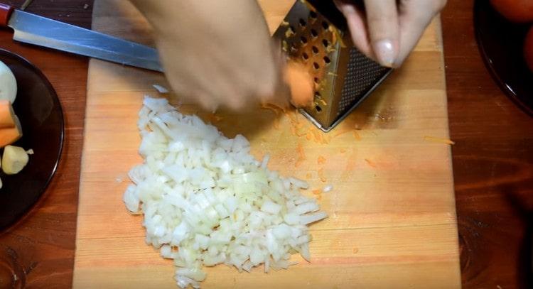 Pica finamente la cebolla, tres zanahorias en un rallador.