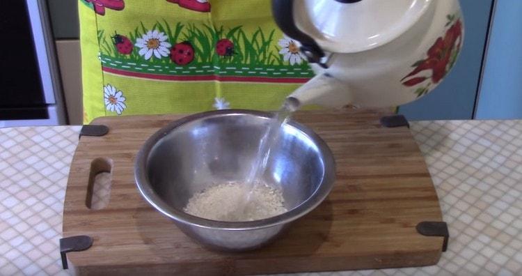 Versez de l'eau bouillante sur le riz pour le faire gonfler.