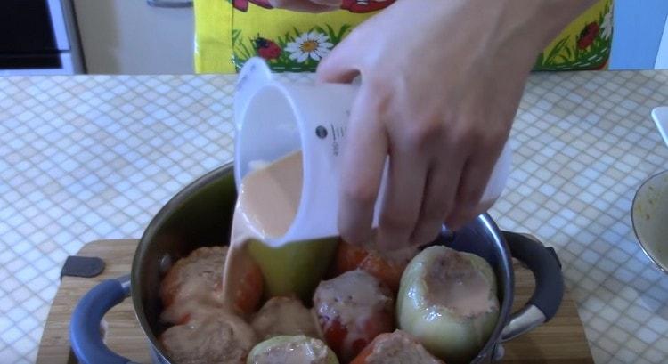 La salsa resultante, vierta los pimientos en una sartén.