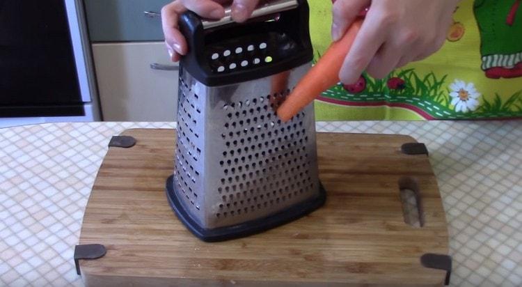 Tres zanahorias en un rallador fino.
