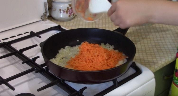 Agrega las zanahorias a la sartén.