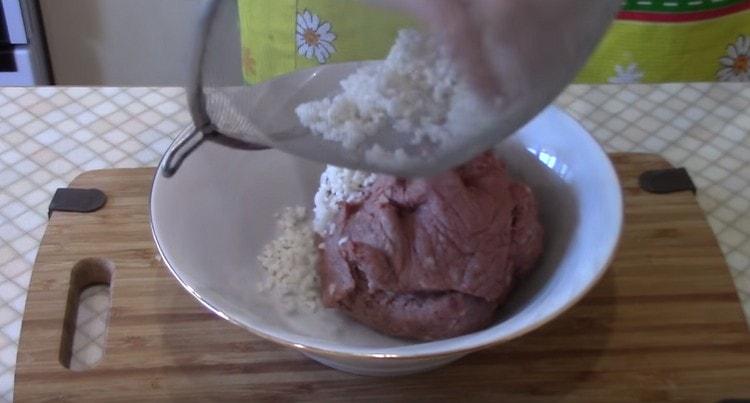 Le riz est jeté dans une passoire ou un tamis, puis ajouté à la viande hachée.