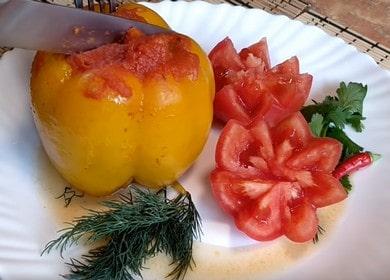 Готвене на вкусни чушки, пълнени със зеленчуци, по стъпка по стъпка рецепта със снимка.