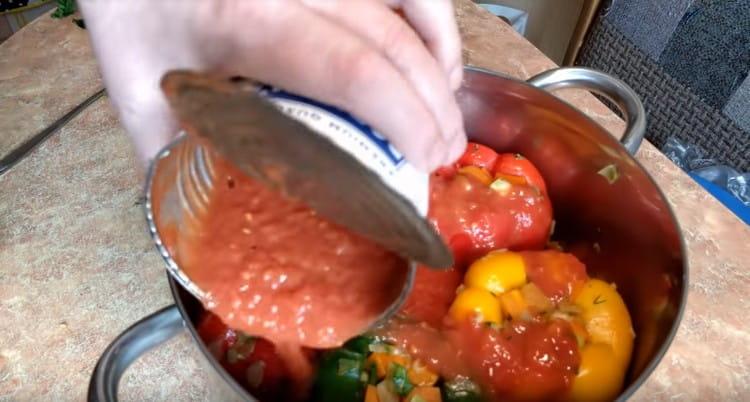 muele los tomates restantes y llénalos con una masa de pimientos.