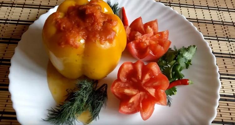 Los pimientos rellenos de verduras son aromáticos y deliciosos.