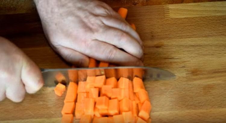 Cortar las zanahorias en cubos pequeños.