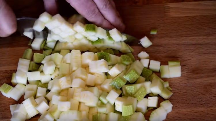 Cortar el calabacín con el mismo cubo.