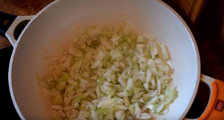 Fry the onions in a pan.