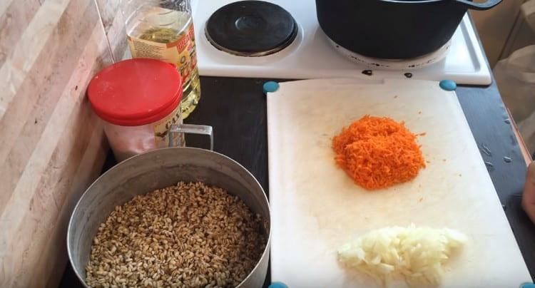 frotter les carottes, hacher finement l'oignon.