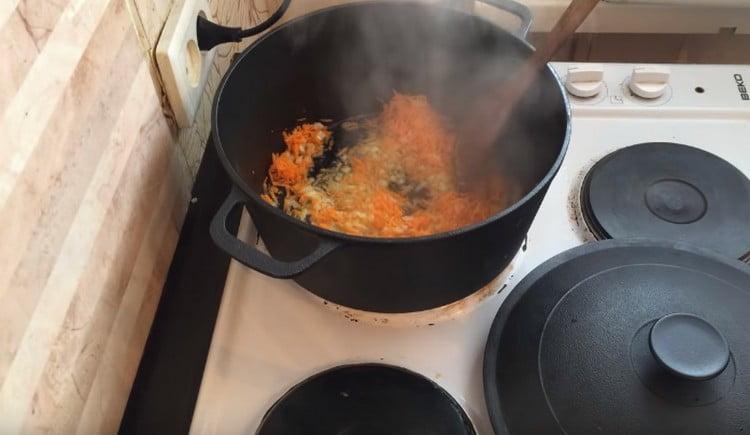 Ajouter les carottes à l'oignon et laisser mijoter les légumes jusqu'à ce qu'ils soient tendres.