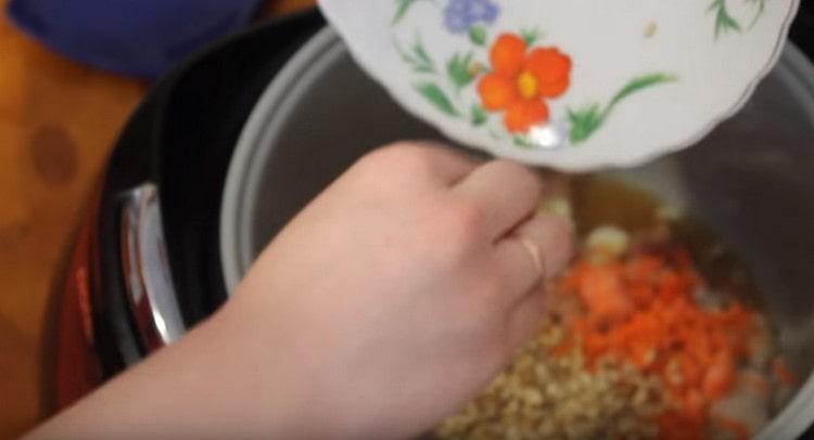 Drene el agua en los cereales y transfiera la cebada al recipiente del dispositivo.