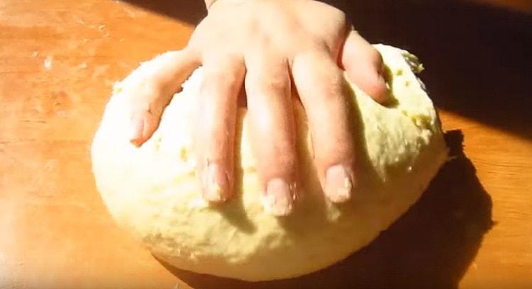 The dough is smooth, does not stick to your hands.