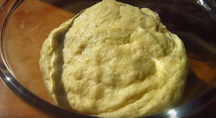 Mettez la pâte dans un bol et laissez-la dans un endroit chaud.