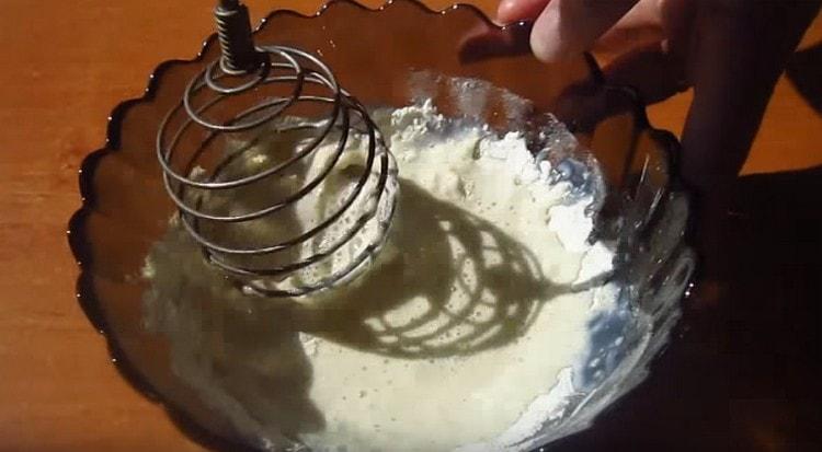 Ajouter le sucre et la farine et mélanger la pâte.