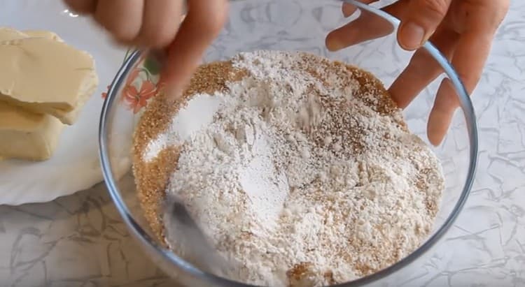 Mix flour with baking powder and sugar.