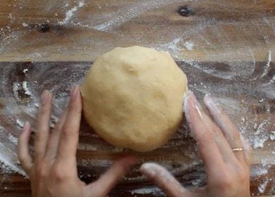 Preparamos pasteles rápidos de crema agria en crema agria de acuerdo con una receta paso a paso con una foto.