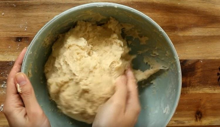 Une telle pâte sablée à la crème sure est presque immédiatement prête à l'emploi.