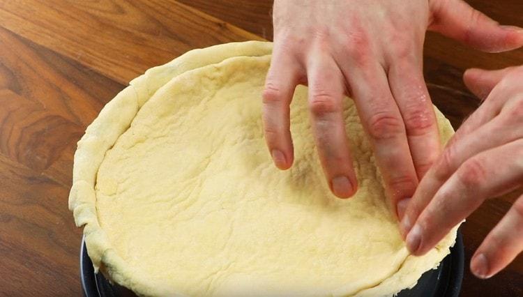 Couvrir le remplissage avec une deuxième couche de pâte, pincer les bords.