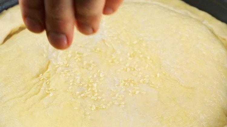 Saupoudrer le gâteau de graines de sésame.
