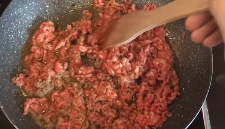 Faire frire la viande hachée dans une poêle.