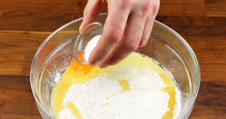 Versez la farine dans un bol, ajoutez les œufs, le sel, le sucre.