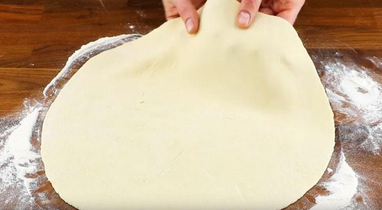 Étaler la majeure partie de la pâte.