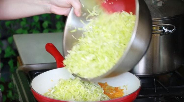 We spread cabbage in a pan to carrots and onions.