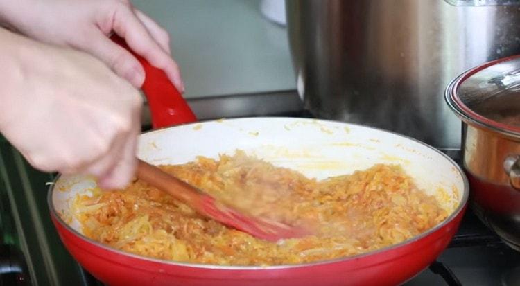 Ajoutez des épices au goût, de la pâte de tomates et un peu d'eau, laissez mijoter jusqu'à ce qu'elles soient tendres.