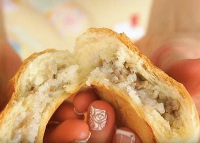 Preparamos deliciosas empanadas de carne de acuerdo con una receta paso a paso con una foto.