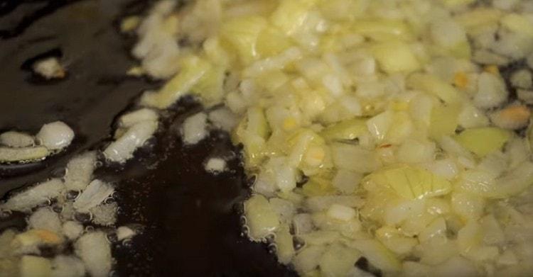 Freír la cebolla hasta que esté dorada en una sartén.