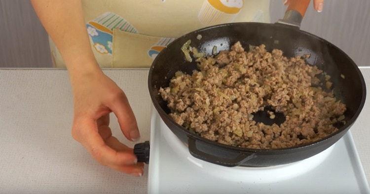 Minced meat with onions, too, leave to cool.