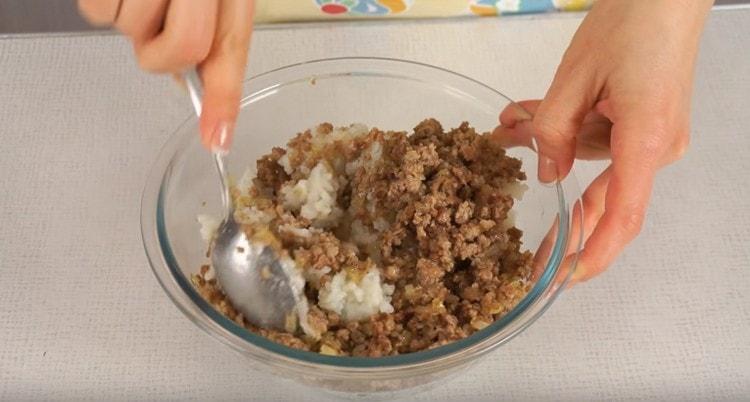 Mélanger le riz avec la viande hachée.