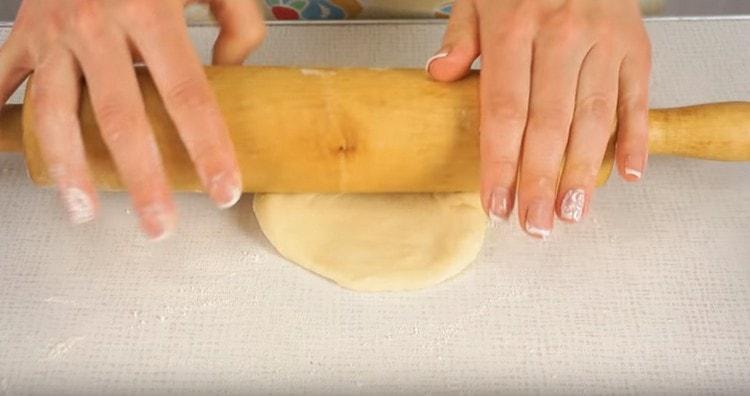 Rouler les gâteaux de pâte.