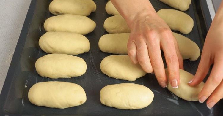 Placez les tartes sur une plaque à pâtisserie.