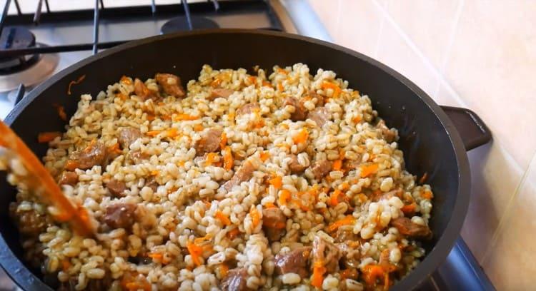 Mix boiled barley with meat and vegetables, leave to soak.